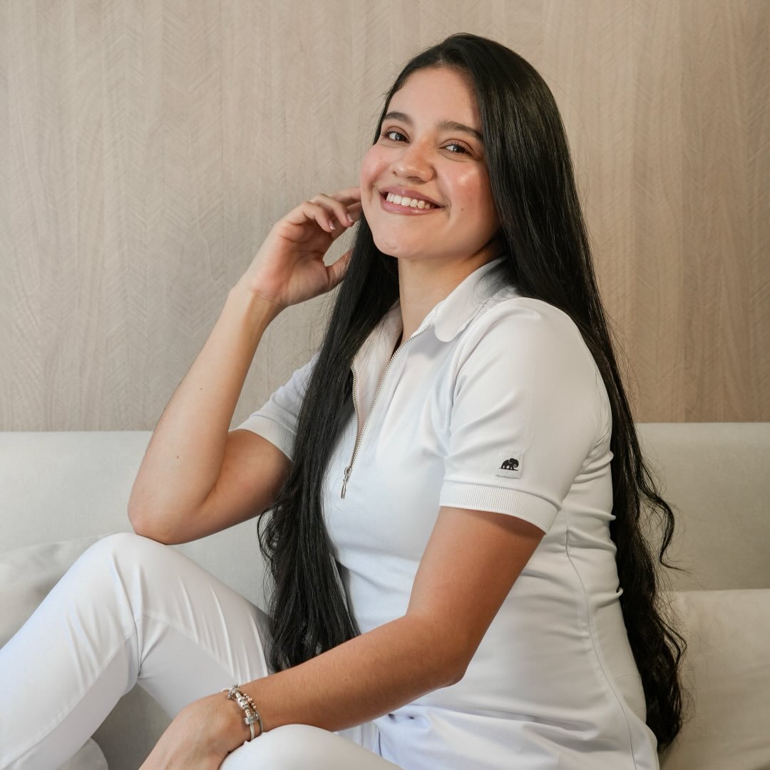 Dra. Dahian Silva sonriendo en un espacio cálido